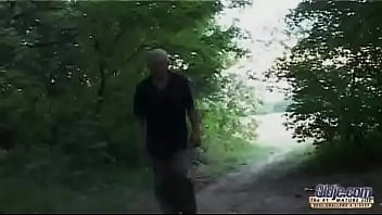 tiana empomandose a un viejito en la foresta